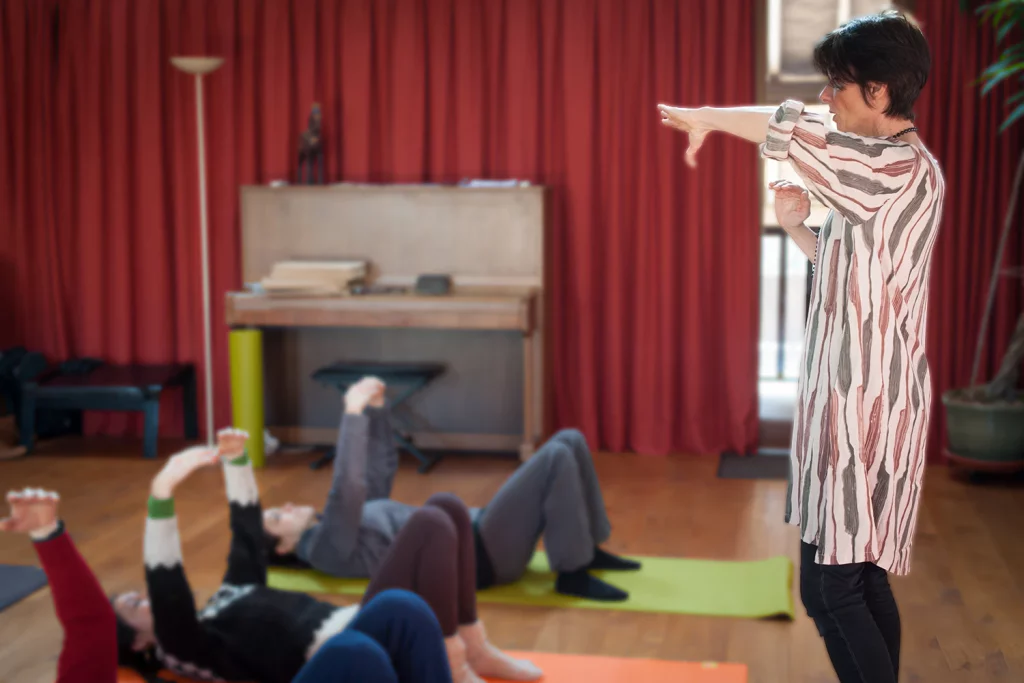 Sabine Chambon-Marquis anime un atelier mouvement, participantes allongées sur tapis à Rambouillet